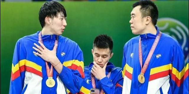 老板让秘书趴下露出屁股